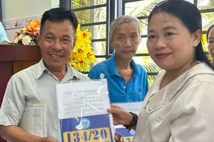 Người dân tại xã Bình Chánh, TPHCM được tặng biển số nhà. Ảnh: THANH HIỀN