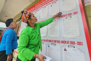 Các cử tri ở bản Phồng tiến hành bỏ phiếu bầu cử sớm