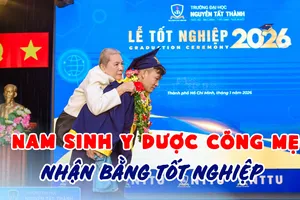 Nam sinh y dược cõng mẹ nhận bằng tốt nghiệp