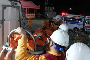 Lực lượng tìm kiếm cứu nạn hàng hải đưa bệnh nhân về đến Đà Nẵng an toàn