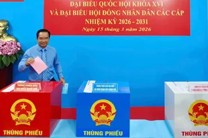 Nguyên Thủ tướng Nguyễn Tấn Dũng và Chủ tịch UBND TPHCM Nguyễn Văn Được bỏ phiếu bầu cử tại phường Xuân Hòa