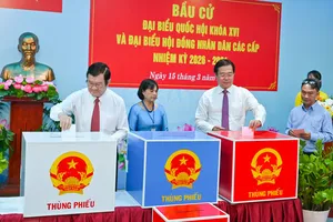 Nguyên Chủ tịch nước Trương Tấn Sang và Phó Bí thư Thường trực Thành ủy TPHCM Lê Quốc Phong bỏ phiếu bầu cử tại phường Tân Định