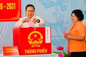 Chủ tịch Quốc hội Trần Thanh Mẫn, Bí thư Thành ủy TPHCM Trần Lưu Quang bỏ phiếu bầu cử tại xã Hóc Môn