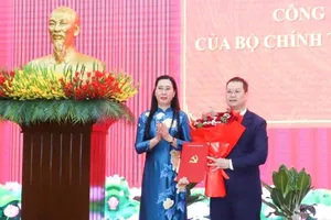 Đồng chí Nguyễn Mạnh Hùng nhận quyết định của Bộ Chính trị