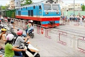 TPHCM cương quyết xử lý dứt điểm các lối đi tự mở qua đường sắt