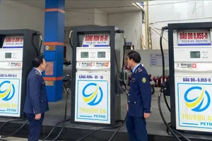 Một doanh nghiệp bị phạt vì bán xăng dầu với giá cao hơn quy định