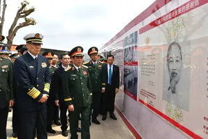 Đại tướng Phan Văn Giang và Thượng tướng Đổng Quân tham quan bia kỷ niệm "Đường mòn Hồ Chí Minh trên biển”