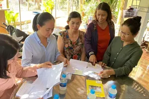 Bà Trần Ngọc Diệp (bìa phải), Bí thư Chi bộ ấp Liên Sơn, xã Châu Đức sinh hoạt với chị em phụ nữ trong ấp. Ảnh: TRÚC GIANG