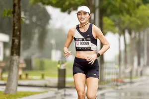 Vũ Khánh Linh thi đấu cự ly marathon tại giải Marathon All Stars 2026