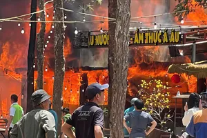 Quảng Ngãi: Cháy lớn tại khu phố đêm Măng Đen