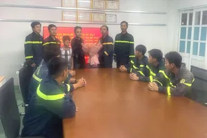 Gia đình bé trai mắc kẹt giữa hai bức tường cảm ơn lực lượng cứu hộ