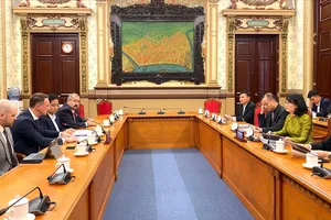 Phó Chủ tịch UBND TPHCM Trần Thị Diệu Thúy tiếp ông Andrey Vadimovich Pantelev, Phó Thống đốc tỉnh Tyumen (Liên bang Nga). Ảnh: XUÂN HẠNH