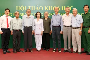 Trung tướng Võ Viết Thanh (thứ 4 từ phải qua) gặp gỡ đồng đội và cán bộ hiện tại của Lực lượng TNXP TPHCM. Ảnh: THU HOÀI