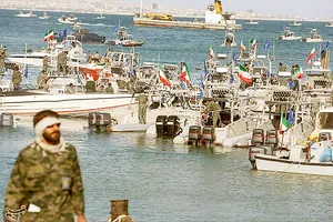 Binh sĩ Iran kiểm soát eo biển Hormuz. Ảnh: TASNIM