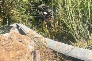 Hình ảnh xe ô tô bên dưới vực sâu