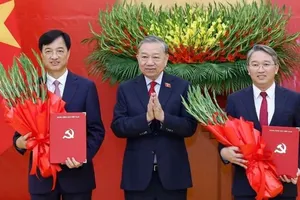 Tổng Bí thư, Chủ tịch nước Tô Lâm trao Quyết định của Bộ Chính trị và tặng hoa chúc mừng Trưởng Ban Tổ chức Trung ương Nguyễn Duy Ngọc, Chánh Văn phòng Trung ương Đảng Nguyễn Hải Ninh. Ảnh: TTXVN 