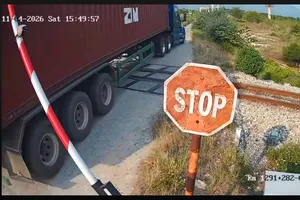 Khánh Hòa: Phát hiện loạt phương tiện vượt rào chắn đường sắt