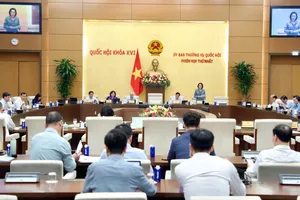  Quang cảnh phiên họp thứ nhất của UBTVQH 