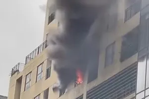 Hà Nội: Cháy chung cư giữa trưa, cư dân hốt hoảng sơ tán