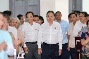 Chủ tịch Quốc hội Trần Thanh Mẫn cùng các đại biểu dự buổi tiếp xúc cử tri tại TPHCM. Ảnh: DŨNG PHƯƠNG