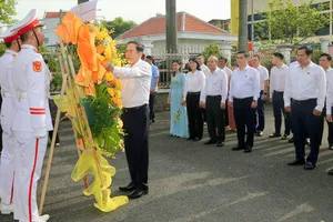 Chủ tịch Quốc hội Trần Thanh Mẫn cùng các đại biểu dâng hoa, dâng hương. Ảnh: DŨNG PHƯƠNG