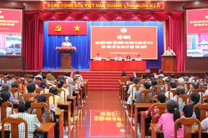 Cử tri phường Tân Phú nêu ý kiến tại buổi tiếp xúc
