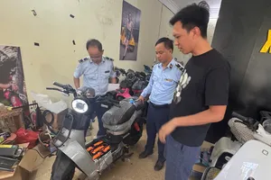 Lực lượng chức năng kiểm tra cơ sở kinh doanh xe điện tại đường Khuất Duy Tiến, Hà Nội, ngày 5-5. Ảnh: BẢO TRUNG