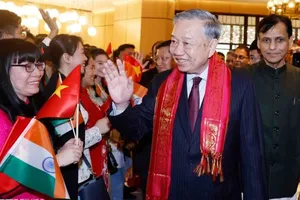 Đại diện cộng đồng, cán bộ nhân viên Đại sứ quán Việt Nam tại Ấn Độ đón Tổng Bí thư, Chủ tịch nước Tô Lâm. Ảnh: TTXVN