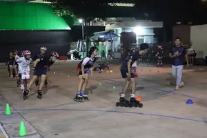 Các thành viên CLB Patin phường Chánh Hưng tập luyện. ẢNH: THƯ NGUYỄN