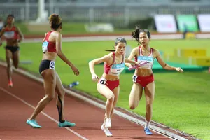 VĐV Lê Thị Tuyết Mai trao gậy cho Nguyễn Thị Ngọc ở đợt chạy cuối chung kết tiếp sức 4x400m nữ SEA Games 33-2025. ẢNH: DŨNG PHƯƠNG
