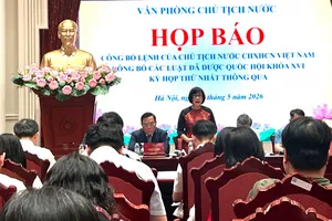 Thứ trưởng Bộ Tư pháp Đặng Hoàng Oanh giới thiệu về 5 luật do Bộ Tư pháp chủ trì soạn thảo. Ảnh: ANH PHƯƠNG