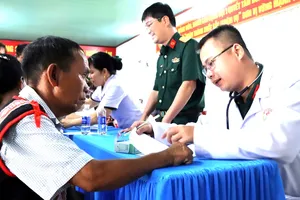 Binh đoàn 15 khám bệnh, cấp thuốc cho người dân vùng biên giới