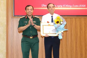Thiếu tướng Vũ Văn Điền trao Huy hiệu Đảng đến đảng viên phường Đức Nhuận