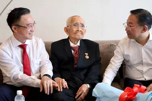 Lãnh đạo TPHCM trao Huy hiệu 80 năm tuổi Đảng đến đồng chí Trần Hữu Khối