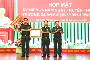 Trung tướng Trần Vinh Ngọc trao Bằng khen của Thủ tướng Chính phủ cho đại diện Trường Quân sự Bộ Tư lệnh TPHCM