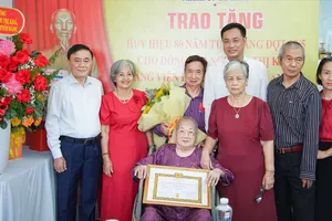 Thường trực Ban Bí thư Trần Cẩm Tú và Bí thư Thành ủy Đà Nẵng Lê Ngọc Quang trao Huy hiệu 80 năm tuổi Đảng cho đảng viên Nguyễn Thị Khá