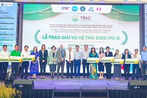 Ban Tổ chức trao giải cho 10 đơn vị, doanh nghiệp tiêu biểu trong sản xuất lúa giảm phát thải