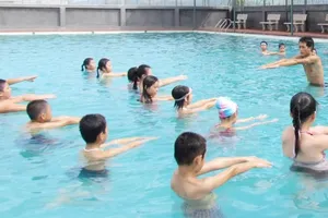 Các địa phương cần tăng cường phổ cập hướng dẫn trẻ em học bơi. Ảnh: NGUYỄN MINH
