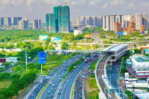 Tuyến Metro số 1 (Bến Thành - Suối Tiên) chạy dọc đường Võ Nguyên Giáp, phường An Khánh, góp phần tạo động lực phát triển TPHCM. Ảnh: HOÀNG HÙNG 