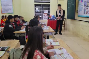 Thầy và trò trường Trường Phổ thông dân tộc bán trú THCS Lũng Chinh, xã Sủng Máng, tỉnh Tuyên Quang: Ảnh: PHAN THẢO 
