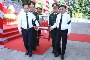 Thường trực Ban Bí thư Trần Cẩm Tú cùng Bí thư Tỉnh ủy Hà Tĩnh Nguyễn Duy Lâm di chuyển hài cốt liệt sĩ đến nơi an nghỉ vĩnh hằng tại Nghĩa trang Liệt sĩ Nầm
