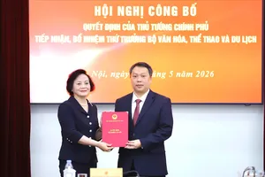 Phó Thủ tướng Phạm Thị Thanh Trà trao quyết định bổ nhiệm Thứ trưởng Bộ VH-TT-DL Nguyễn Huy Dũng. Ảnh: VIỆT HÙNG