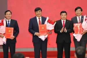Bí thư Tỉnh uỷ Lâm Đồng Y Thanh Hà Niê Kđăm trao quyết định cán bộ. Ảnh: ĐOÀN KIÊN
