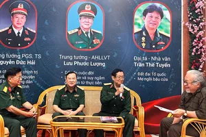 Các tác giả giao lưu tại chương trình. Từ trái qua: Đại tá Trần Thế Tuyển, Trung tướng Nguyễn Đức Hải, Trung tướng Lưu Phước Lượng và NSND Lê Thụy trong vai trò dẫn dắt chương trình. Ảnh: HỒ SƠN