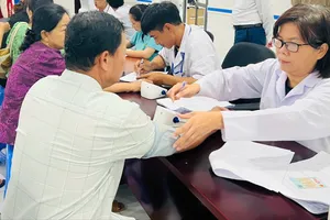 Người dân Côn Đảo được khám và lập hồ sơ sức khỏe điện tử