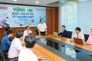Các chuyên gia hướng nghiệp - tuyển sinh tham gia tư vấn cho thí sinh tại buổi giao lưu trực tuyến do Báo Sài Gòn Giải Phóng tổ chức, sáng 9-6. Ảnh: HOÀNG HÙNG