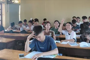 Học sinh lớp 12 Trường THPT Quỳnh Lưu 2, Nghệ An ôn tập cho kỳ thi tốt nghiệp THPT 2026. Ảnh: HƯƠNG NGUYỄN