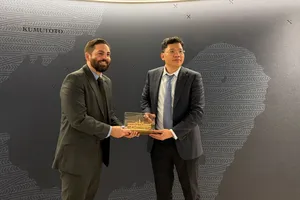 Phó Chủ tịch UBND TPHCM Hoàng Nguyên Dinh tặng quà lưu niệm đến Phó Thị trưởng Thành phố Wellington Ben McNulty