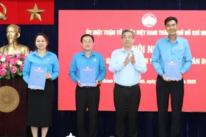 Đồng chí Nguyễn Phước Lộc trao quyết định bổ nhiệm các chức danh lãnh đạo Trung tâm Tư vấn và Hỗ trợ người lao động Công đoàn TPHCM. Ảnh: ANH HOÀNG
