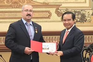 Tổng Lãnh sự Nga chào từ biệt lãnh đạo TPHCM